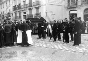 El féretro Llevado en Hombros por cuatro Guardias de seguridad al emprender la...