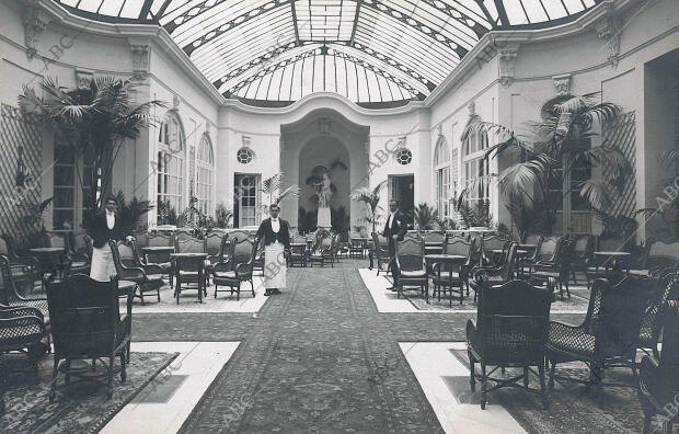 Empleados del Hotel Ritz posan en uno de los salones al poco tiempo de su...