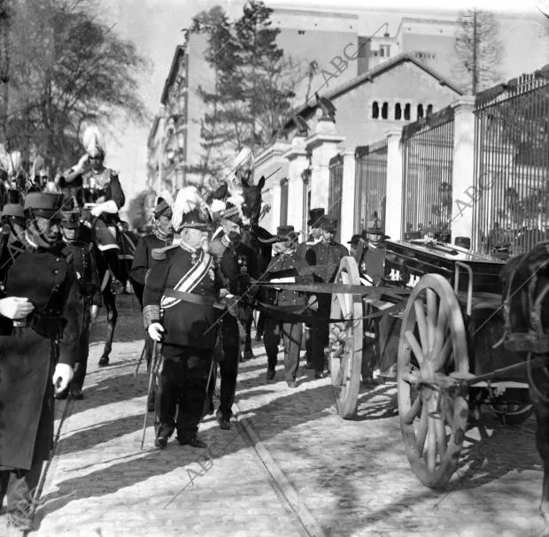 Salida de la fúnebre comitiva del edificio de la embajada Alemana, en primer...