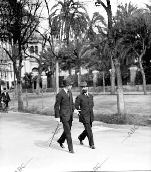 Su majestad don Alfonso Xiii Paseando por las Delicias en compañía del barón de...