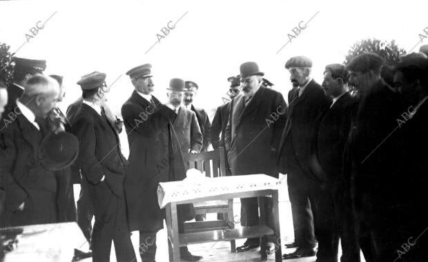 El comandante de marina de Bilbao (1), el presidente del Sporting Club (2) y la...