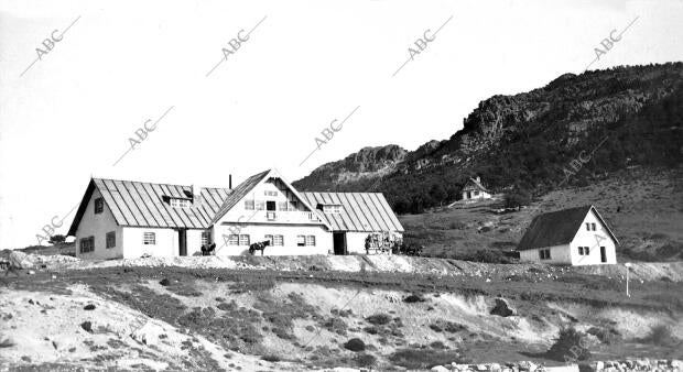 «Chalets» de la sociedad edificados en Cercedilla y donde se reúnen los...