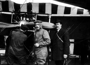 El aviador M. Julien Mamet junto a Don Mario García Cames, uruguayo, propietario...