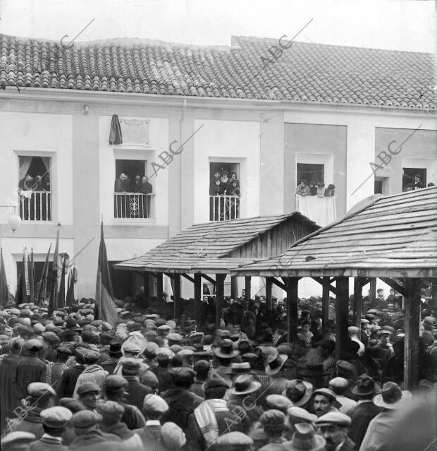 Solemne momento de descubrir la lápida Conmemorativa Colocada en la casa donde...