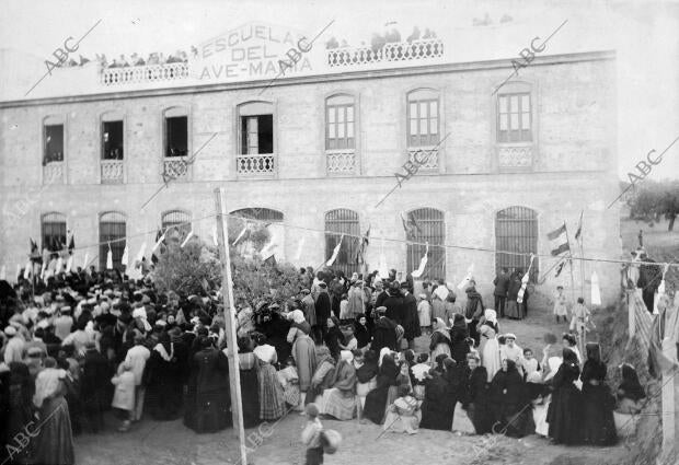 Solemne inauguración del edificio de las Escuelas Construido en Benimanet...