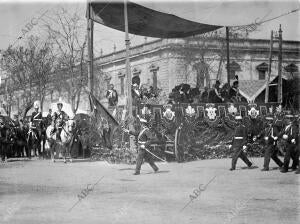 Desfile de las Tropas ante S. M. el Rey, que lo Presencio A caballo junto A la...