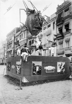 La de las Calles de Cirilo Amorós y Ruzafa, alegoría de los Deportes Atléticos...