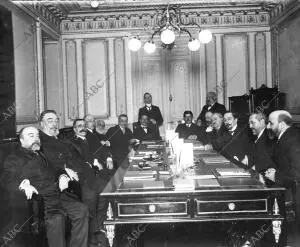 El presidente del consejo de Ministros, Sr. Canalejas (X), durante su visita de...