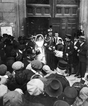 De Marina, Hija del general en jefe del ejército de Melilla, y su Esposo, Sr....