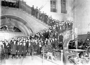 Los alumnos del Colegio San Miguel en la visita que ayer tarde hicieron a los...