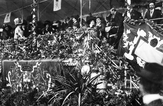 Ss. Mm. don Alfonso Xiii y doña victoria Eugenia (X) en la tribuna de tablada...