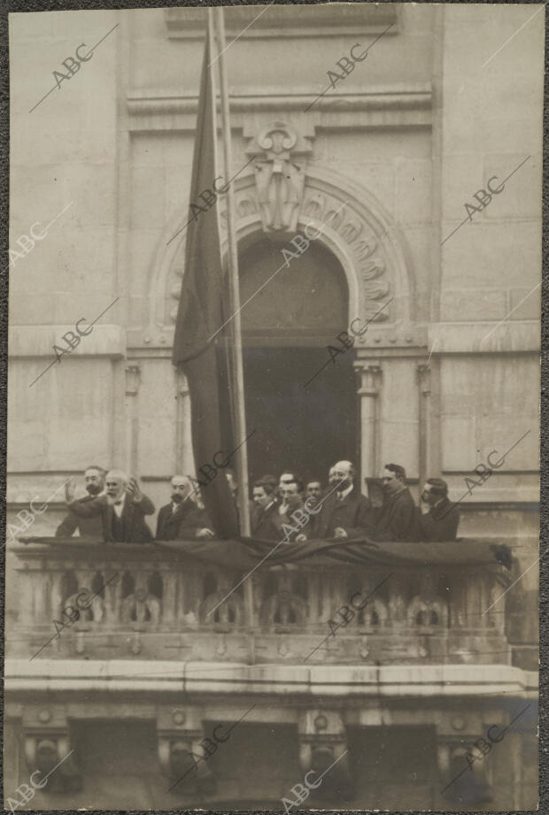 El ilustre sabio español, dirigiendo la palabra al pueblo desde los balcones del...
