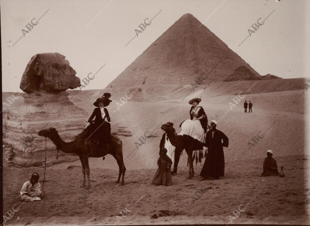 Dos elegantes damas, junto a la Gran Esfinge, visitando las pirámides de Egipto...