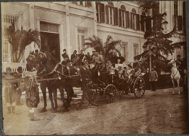 El Sultán Mohamed V acompañando al Rey Pedro I al salir de Morassin Kiosk para...