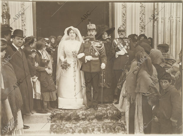 Aurelia Santa Marina y el capitán D. Enrique Carrión, al salir de la iglesia de...