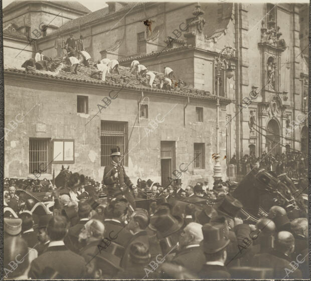 Los obreros sobre el tejado del edificio comenzando el derribo inmediatamente...