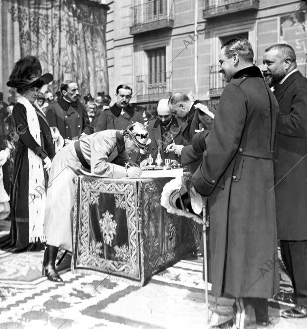 La inauguración de las obras de la Gran Vía: Su Majestad el Rey firmando el acta...