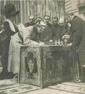 Su Majestad el Rey Alfonso XIII firmando el acta de comienzo de las obras