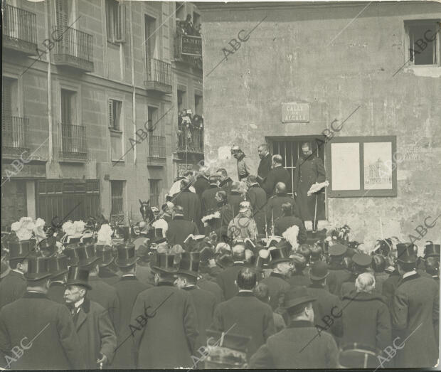 Alfonso XIII golpeó con la piqueta el primer edificio que se iba a derribar para...