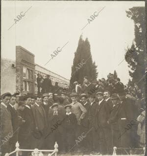 Aspecto del cementerio al ser colocado en su nicho el cadáver del infortunado...