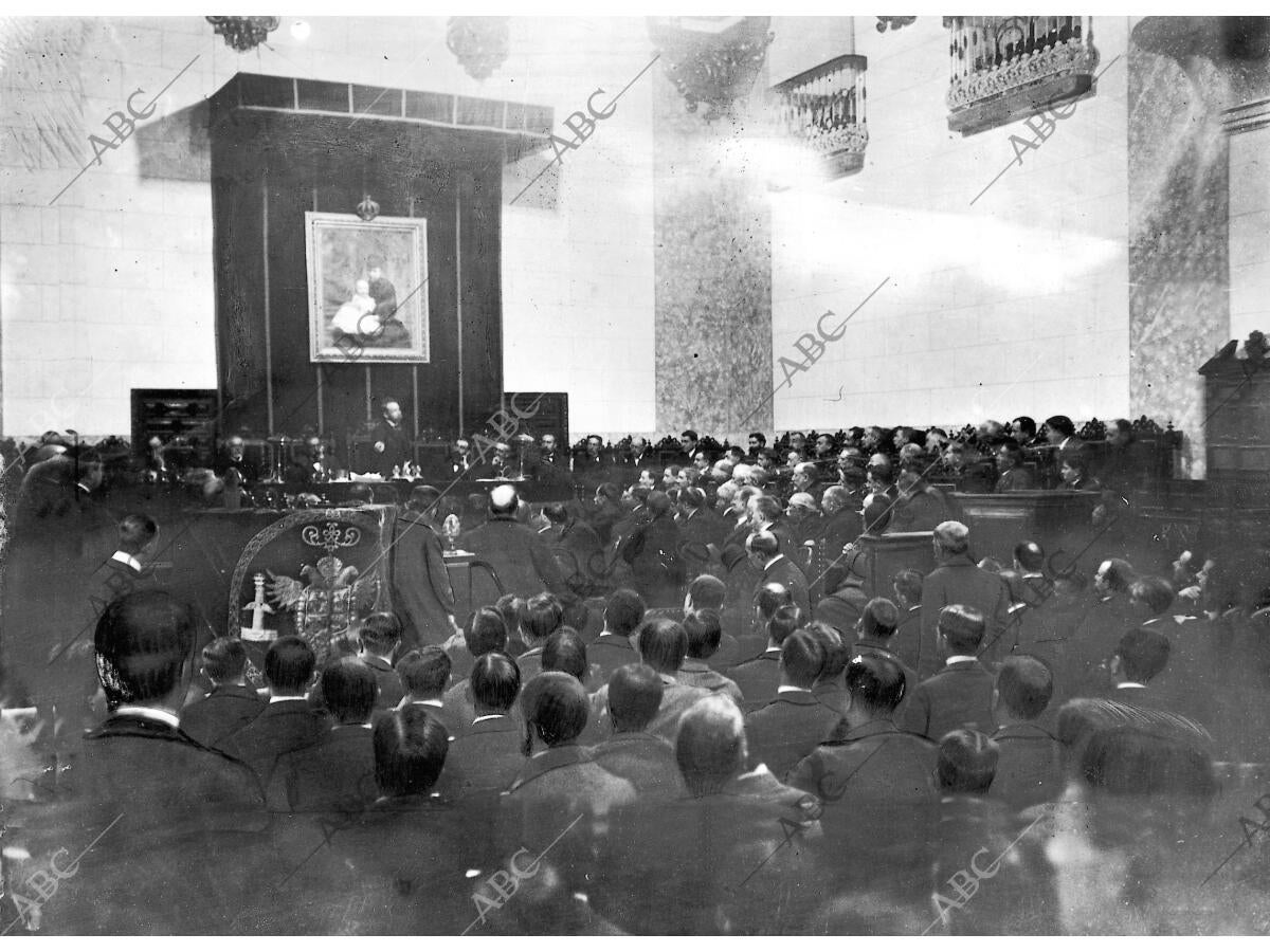 El paraninfo de la Universidad durante la conferencia que Dio el sabio El paraninfo de la Universidad durante la conferencia que Dio el sabio