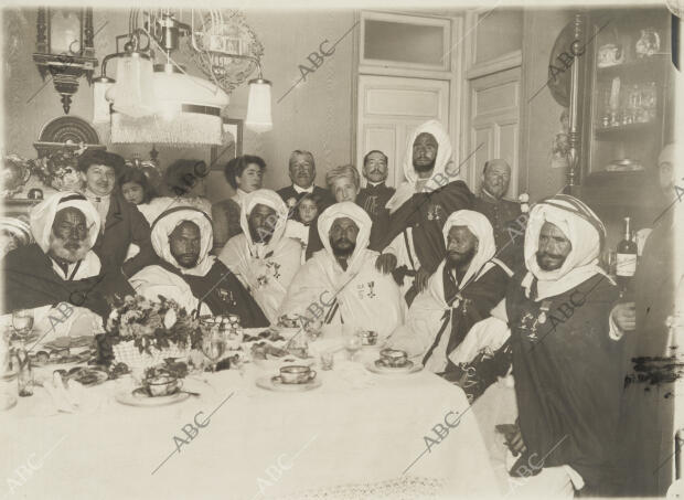 Budfia, Habdul, El checha, El Gato, Maimon Mohatar, Messiam, Amar, en el té con...