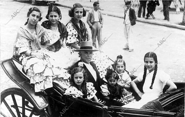 El torero Rafael Guerra, "Guerrita", con su familia en coche de caballos en la...