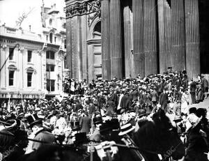 El Publico al salir de los Solemnes Funerales Celebrados en la iglesia de san...