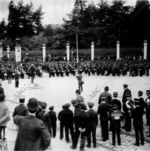 Aspecto de la plaza de Castellar durante la diana tocada por las Bandas Civiles...