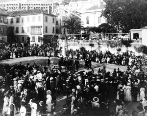 Inauguración de un monumento en Gibraltar, el gobernador Descubriendo el busto...