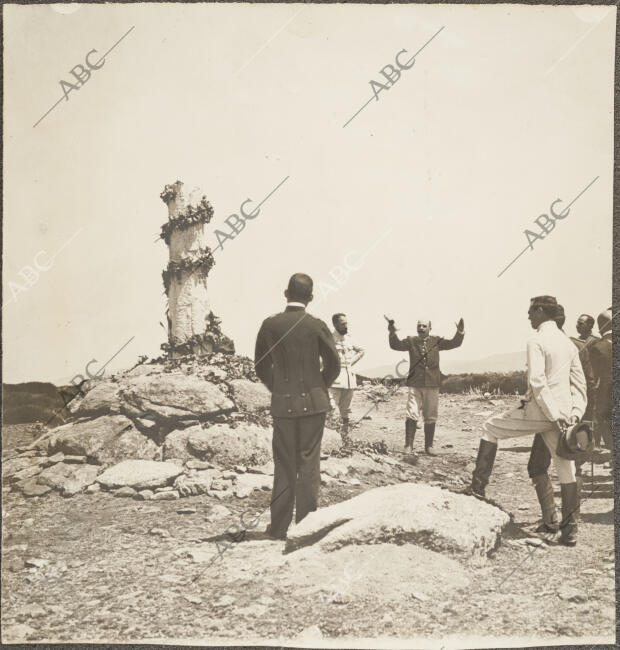 Inauguración del monumento que la sociedad de excursiones militares ha erigido...