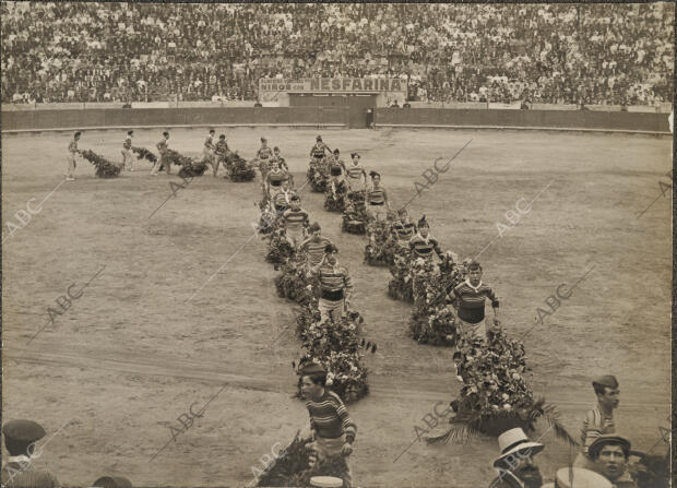 El festival en la plaza de toros los carretilleros de los mercados realizando...