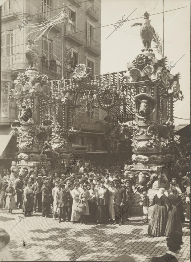 La fiesta de los mercados en Barcelona arco levantado con motivo de los festejos...