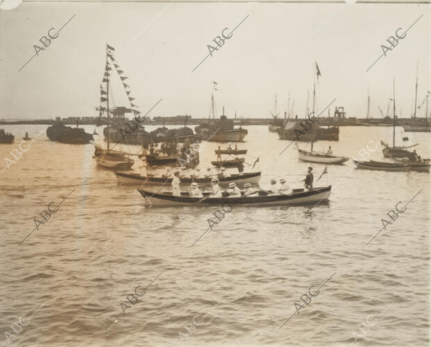 Regatas de señoritas organizadas en obsequio de la infanta Isabel en Santa cruz...