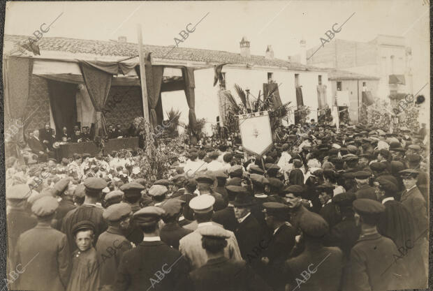 El público ante la tribuna presidencial durante el desfile de los niños y niñas...
