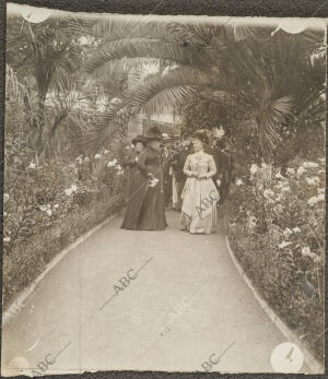 La infanta y la marquesa de Nájera visitando una finca de Las Palmas