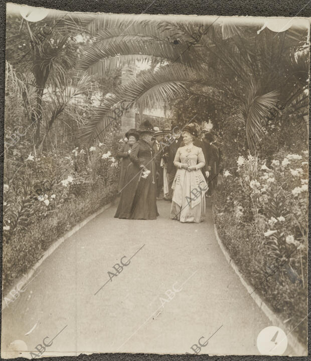 La infanta y la marquesa de Nájera visitando una finca de Las Palmas