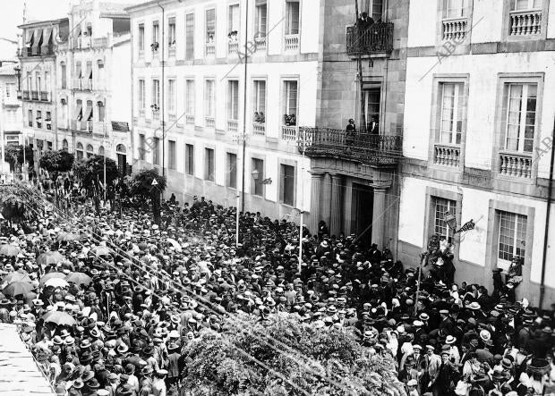 En la imagen, los manifestantes al llegar al edificio del Gobierno Civil