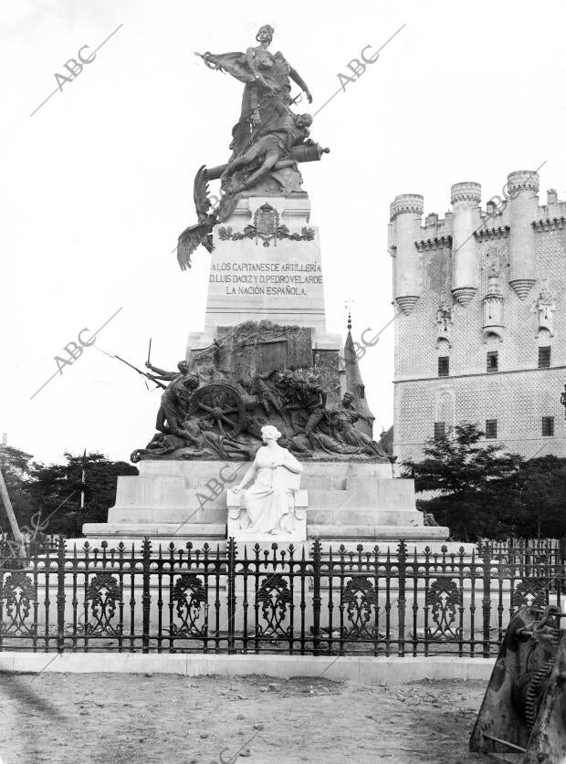 Vista de conjunto del monumento que Inaugurara S. M. el Rey el próximo día 15