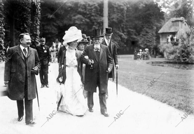 La Reina, del brazo del presidente de la República, y Mad