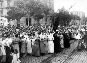 La manifestación Femenina Celebrada anteayer por la agrupación Denominada de...