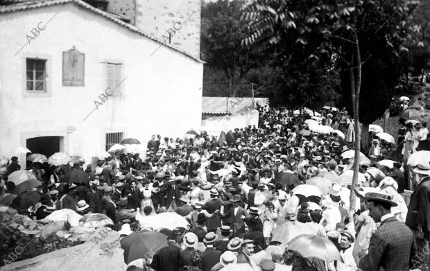 Los Bailadores y el Publico que Concurrió Al "Aplech" celebrado en Vallvidrera