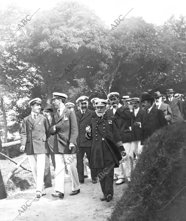 El monarca y su Sequito Recorriendo la isla de Pedrosa