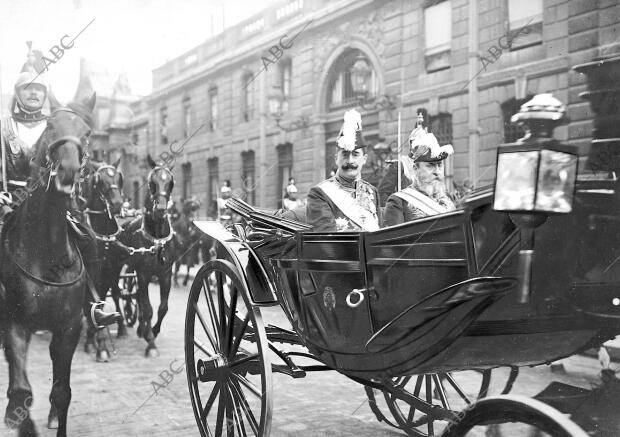 E. Sr. Pérez Caballero, acompañado del introductor de Embajadores, M. Mollard,...