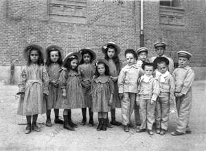 Niñas del Asilo de Las Mercedes y niños del hospicio que han ido por cuenta de...