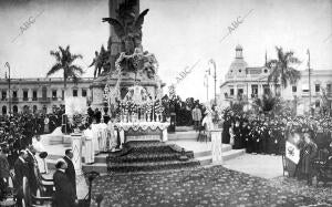 Solemne entrega al ejército de la bandera nacional por el presidente de la...