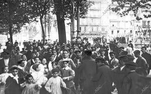 Huelguistas en el paseo del Arenal, donde la fuerza pública se Vio Obligada A...