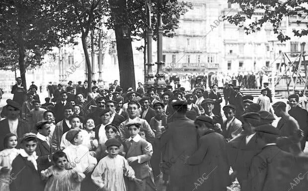 Huelguistas en el paseo del Arenal, donde la fuerza pública se Vio Obligada A...