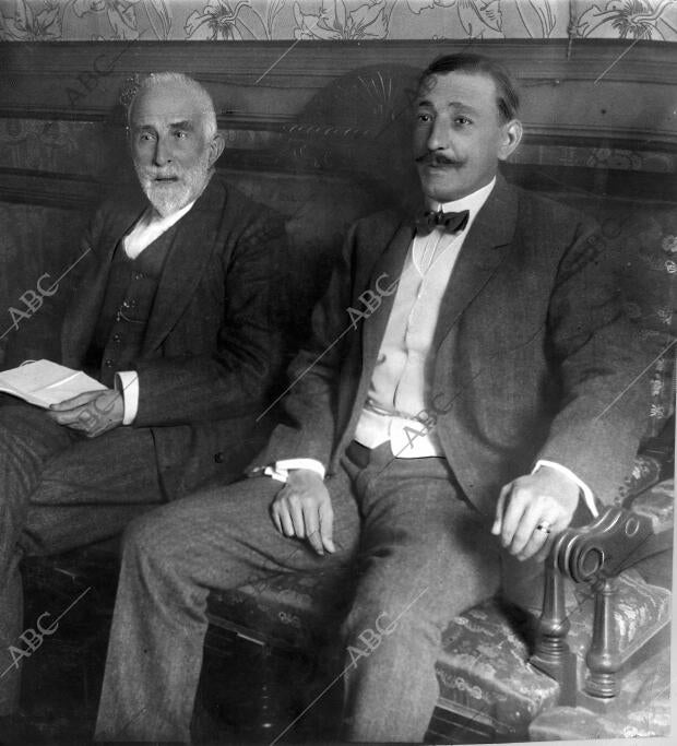 El ministro de la Gobernación, señor Conde Sagasta, Conferenciando con el...