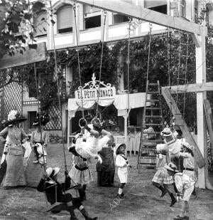 Unos niños juegan en un parque infantil del Kursaal recientemente inaugurado en...